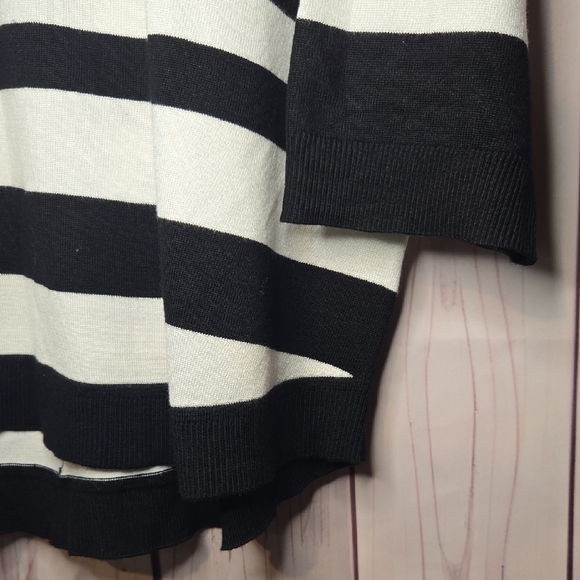 Cable & Gauge Black and White Striped Sweater With Buttons Down Back Size XL - Picture 3 of 9